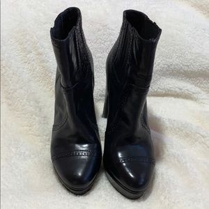 Brand new Thouver black booties